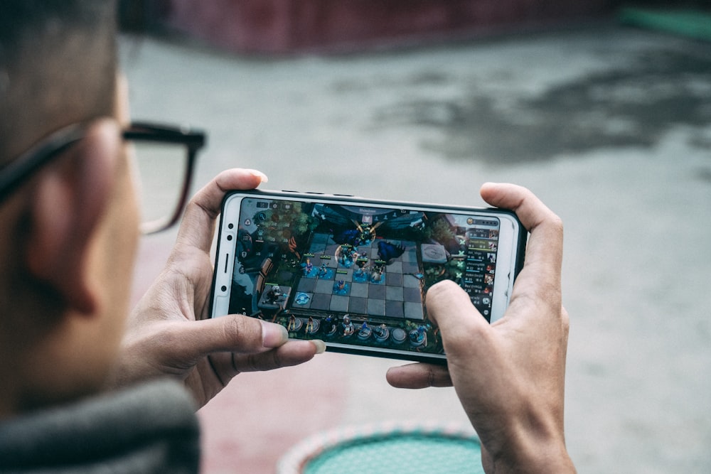 Seseorang bermain game di ponsel cerdas