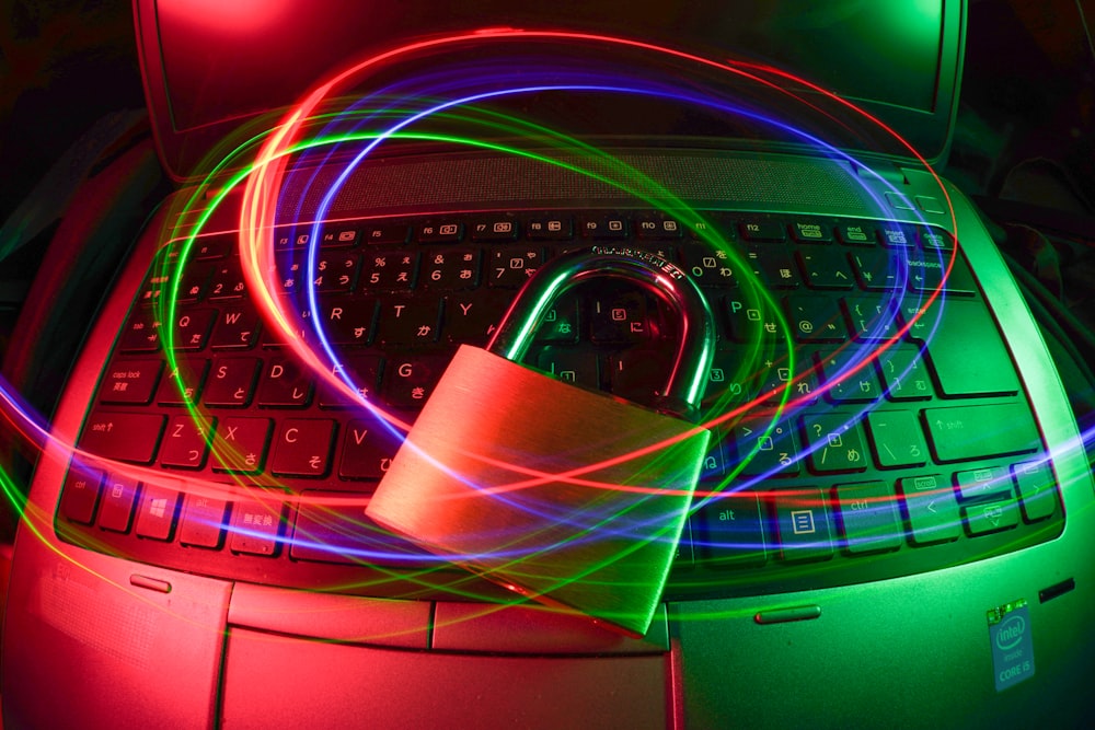 Gembok digital di atas laptop melambangkan keamanan akun